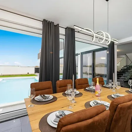 Bellavista Mit Privatpool Nahe Zadar *